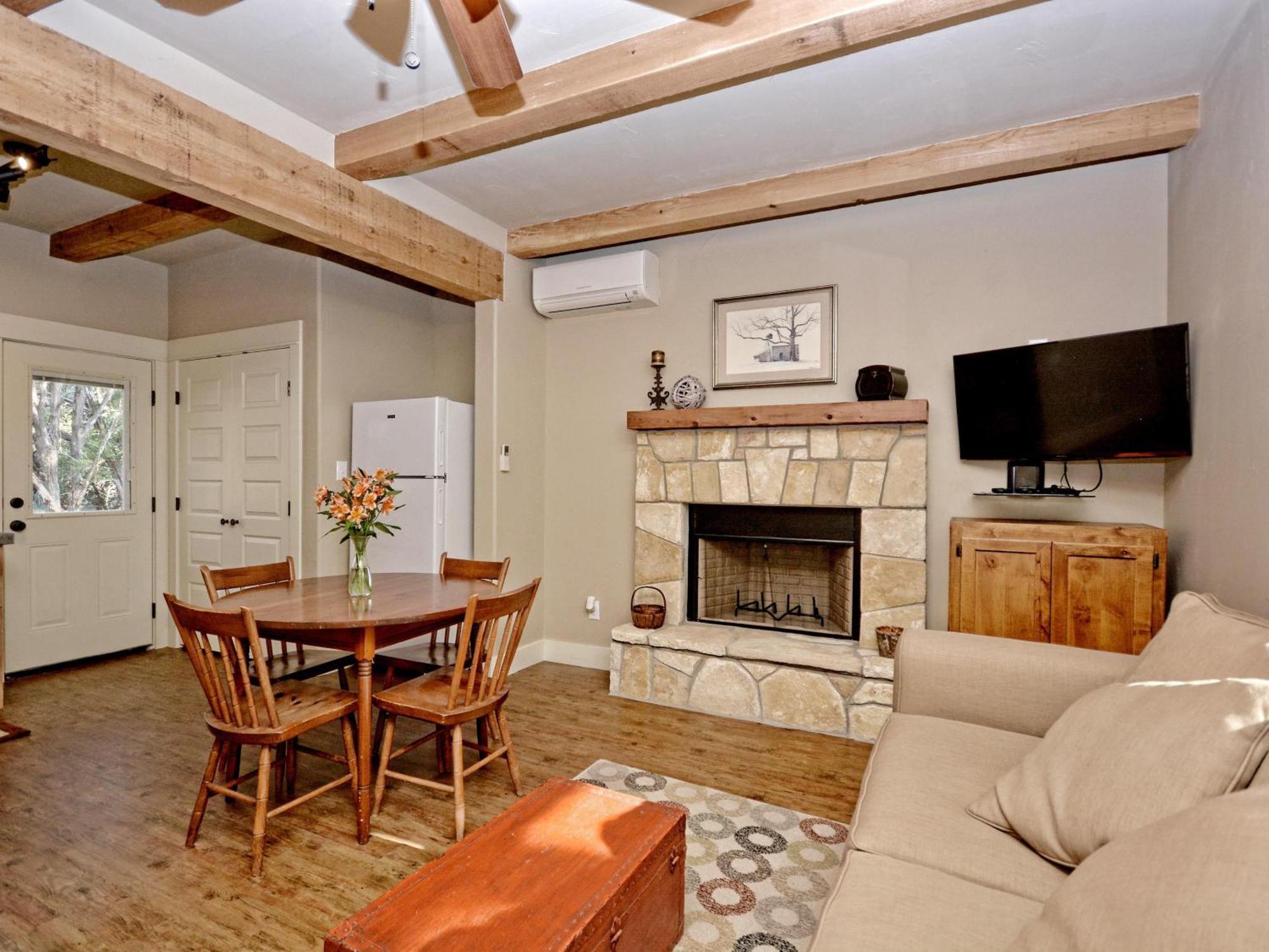 Cabins At Flite Acres - Mountain Laurel Wimberley Bagian luar foto